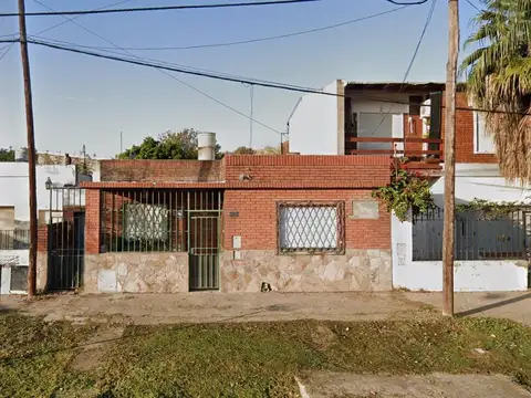Casa en venta 3 dormitorios con cochera y jardin