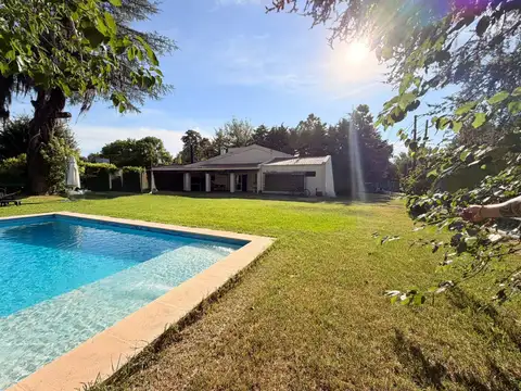 VENTA/PERMUTA Casa 3 dormitorios con piscina. Apta crédito. Funes