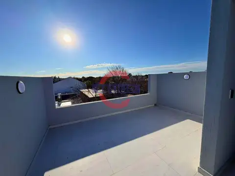 VENTA IMPECABLE DÚPLEX A ESTRENAR CON COCHERA Y JARDÍN EN CARAPACHAY