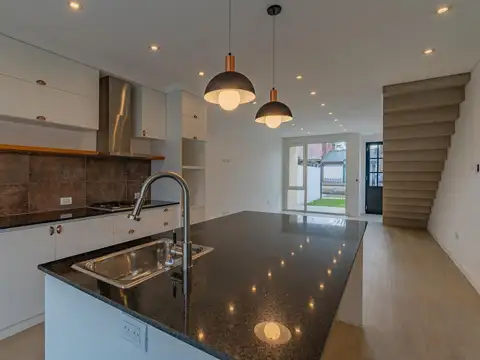 Casa a estrenar, en el barrio Constitución.