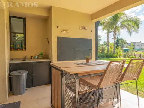 Casa en Venta con 4 cocheras