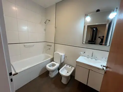 Depto. primer piso por escalera amplio 2 amb.