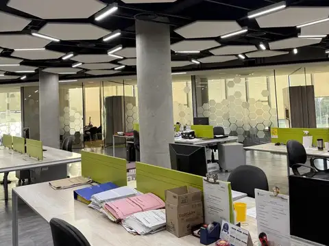 Oficina en Alquiler con 35 cocheras