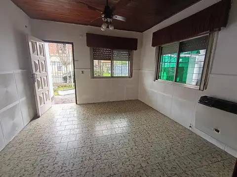 Casa 3 ambientes con 1 baño