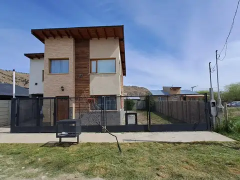 Casa en Esquel con patio y cochera