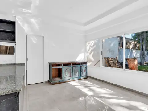Venta casa 4 ambientes a estrenar con cochera y jardin. Apto credito