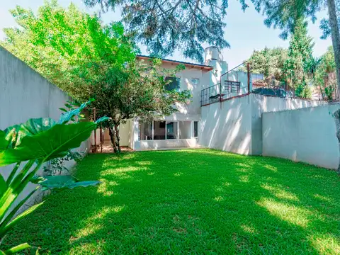 Venta casa 4 ambientes a estrenar con cochera y jardin.