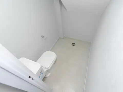 Venta casa 4 ambientes a estrenar con cochera y jardin.