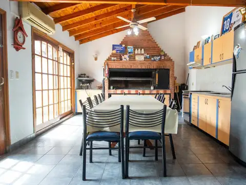 Casa en Venta con 2 cocheras