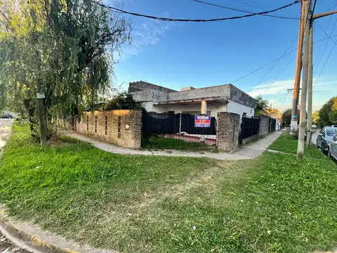 NUEVO VALOR !!!!CASA AMERICANA EN ESQUINA CON ENTRADA PARA AUTO LATERAL , CECANA AL ACCESO OESTE !!!