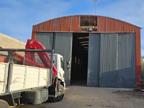 Alquiler - Galpón en  barrio industrial 