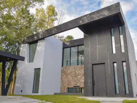 CASA EN VENTA EN TERRALAGOS CON PILETA 