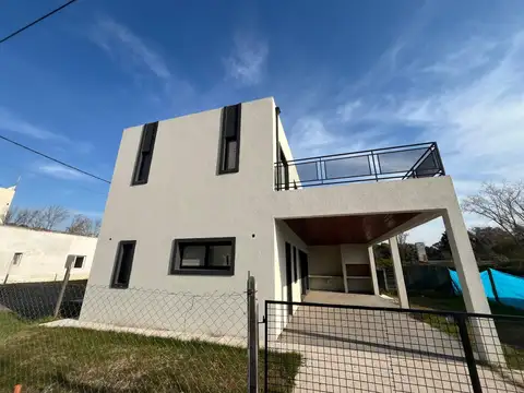 Casa en venta c/ cochera en Loma Verde