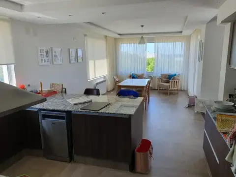 Casa 6 ambientes con 4 baños