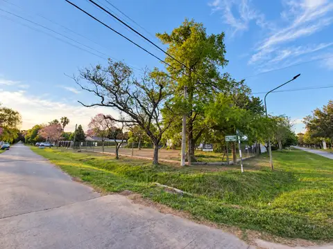 Venta de Lote en esquina sobre Av. 1° de Marzo, B° Los Alamos del Aero Club