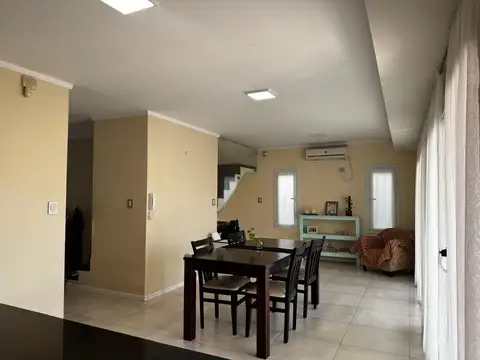 VENTA VIVIENDA /MODERNA /conPILETA/SERVICIOS