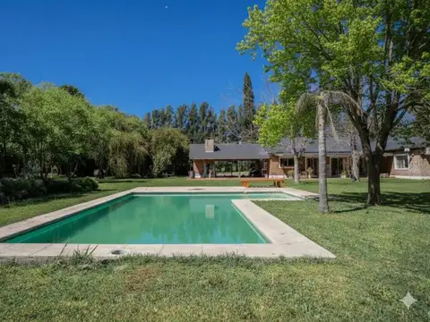 EN VENTA. MERCEDES. CHACRA 3 HA. CASA 5 AMBIENTES. QUINCHO. PILETA. CANCHA DE FUTBOL.