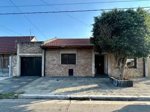 VENTA CASA 4 AMBIENTES CON COCHERA SAN JUSTO