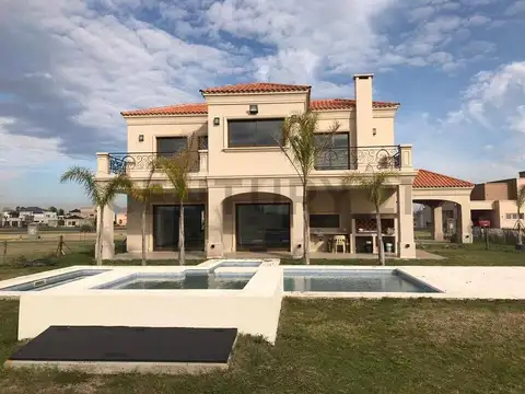 Casa 6 ambientes con 5 baños