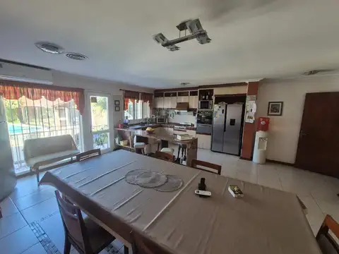 Casa en Venta con 3 cocheras
