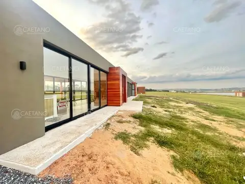 Venta casa tres dormitorios. en Exclusivo barrio privado Laguna de los Cisnes