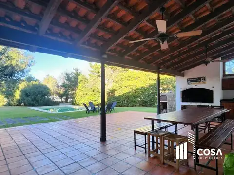 Venta Casa 4 dormitorios con amplio jardín y piscina Fisherton Rosario Santa Fe