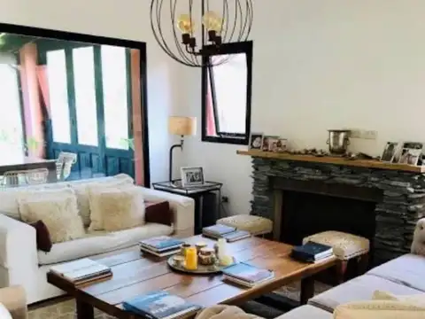 Casa en Venta con 2 cocheras