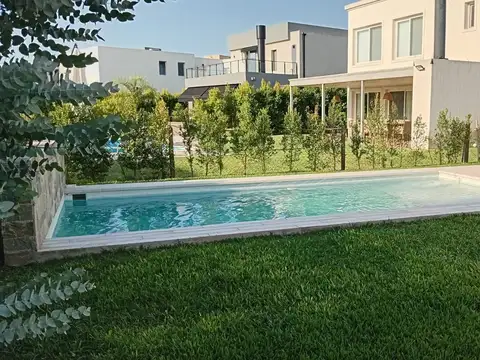 Casa 5 ambientes con 3 baños