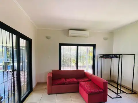 Casa 6 ambientes con 2 baños