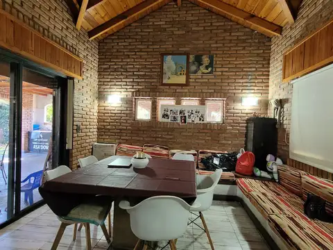 Casa en Venta con 2 cocheras
