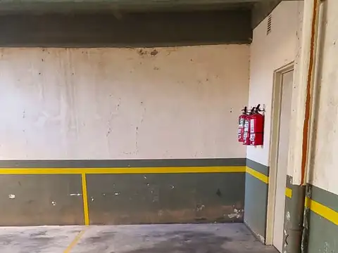 COCHERA grande CUBIERTA y FIJA para AUTO o CAMIONETA. en Planta Baja, sin rampas, curvas ni montacargas. Excelente acceso: entrada y salida de frente. Cámara de seguridad. 