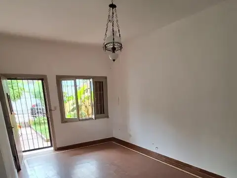 Casa de 2 dormitorios con amplio patio en Villa Azalais