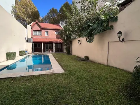 CASA 6 AMBIENTES CON JARDIN, PISCINA CLIMATIZADA, PARRILLA, 2 GARAGE EN 2 PLANTAS  EN VIILA DEL PARQUE