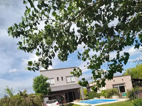 Casa en Alquiler con 2 cocheras