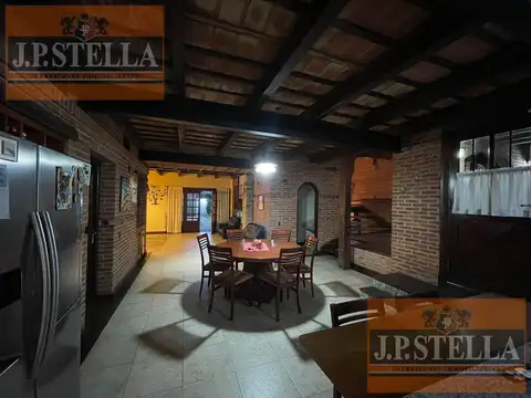 Chalet de Categoría 8 amb. 484 m² Cub. c/ garaje para 2 autos y parque c/ pileta - Haedo