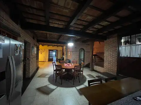 Chalet de Categoría 8 amb. 484 m² Cub. c/ garaje para 2 autos y parque c/ pileta - Haedo