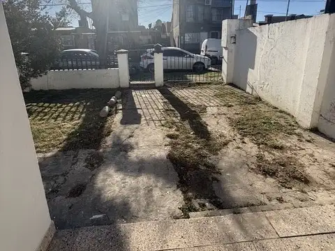 Casa 3 ambientes con jardín amplio
