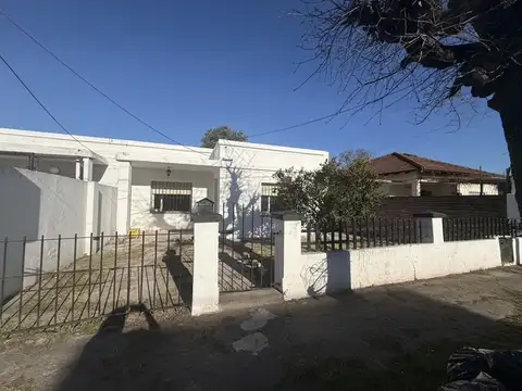 Casa 3 ambientes con jardín amplio