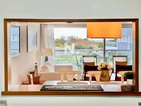 Alquila apartamento de 2 dormitorios con vista al mar en Brava, Punta del Este.