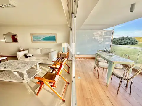 Alquila apartamento de 2 dormitorios con vista al mar en Brava, Punta del Este.