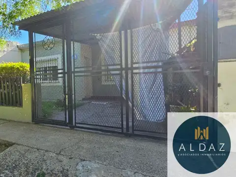Casa en venta c/ cochera en Villa General Arias
