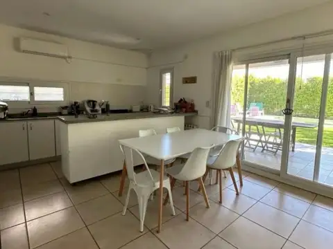 Casa en Venta con 3 cocheras