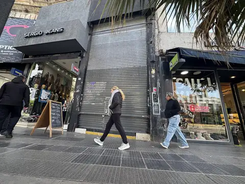 Suma tu Marca a Cabildo entre Echeverria y Sucre importante Local  3,30 x 45 metros con entrepiso