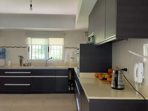 Casa 9 ambientes con 3 baños
