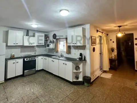 CASA EN VENTA CON LOCAL. AV 44 Y 25 FRENTE A PLAZA 19 DE NOVIEMBRE