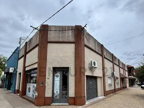 CASA EN VENTA CON LOCAL. AV 44 Y 25 FRENTE A PLAZA 19 DE NOVIEMBRE