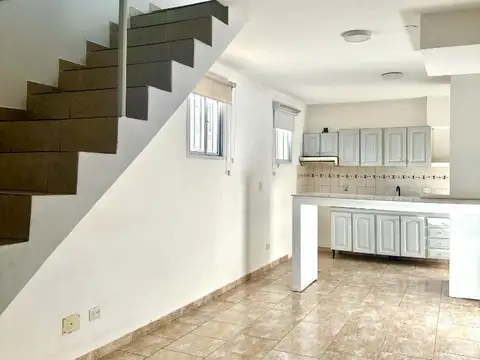 Dpto 3 amb con patio y parrilla, 1er piso por escalera