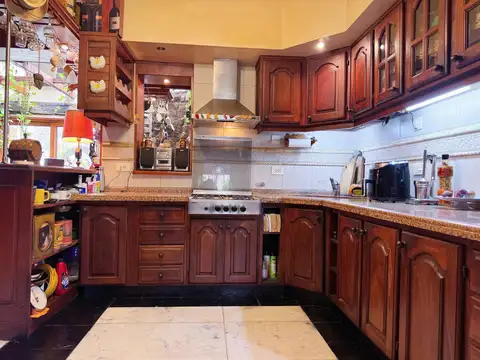 VENTA CASA DE 3 DORMITORIOS CON COCHERA EN BARRIO REFINERIAS