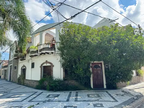 VENTA CASA DE 3 DORMITORIOS CON COCHERA EN BARRIO REFINERIAS
