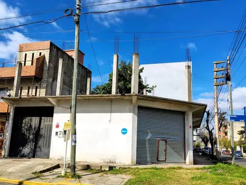 Local en Venta La Tablada c/cochera y patio